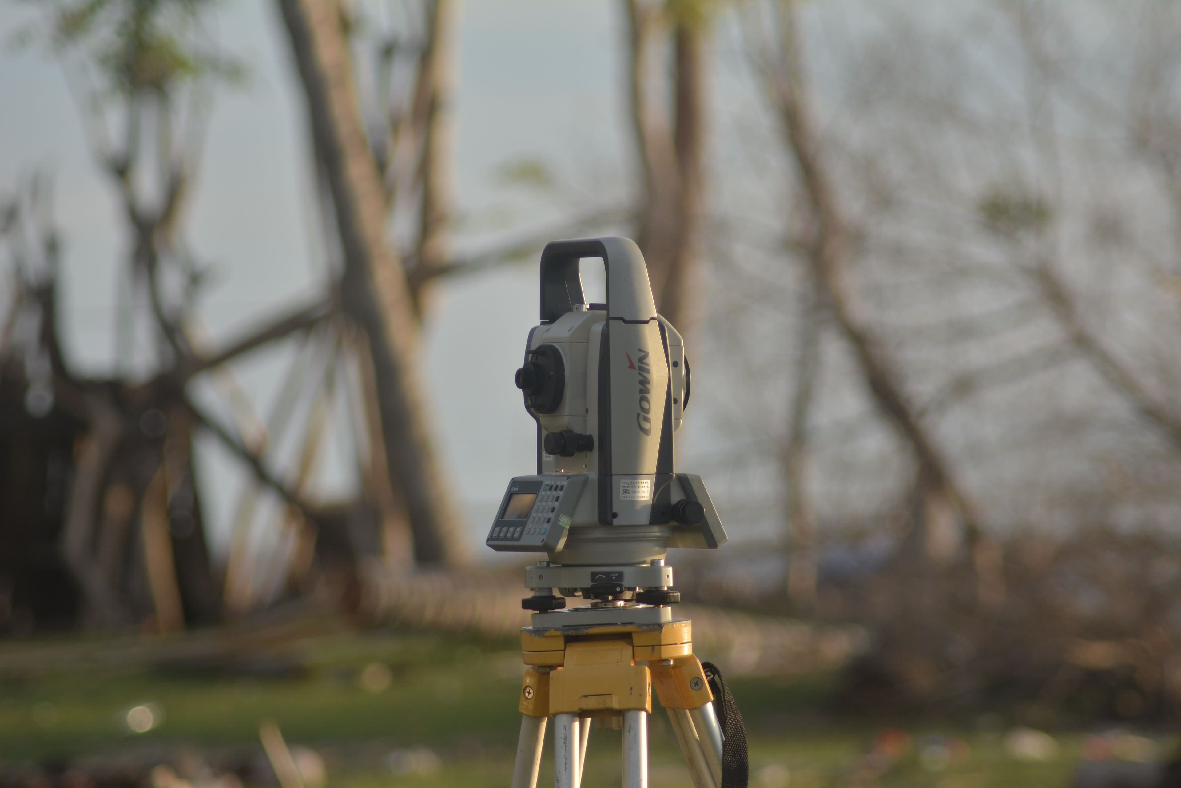 Moderne Totalstation auf Stativ im Feldeinsatz